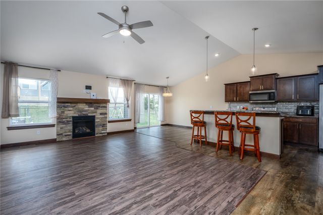 1912 Shady Grove Road SW, Cedar Rapids, IA 52404