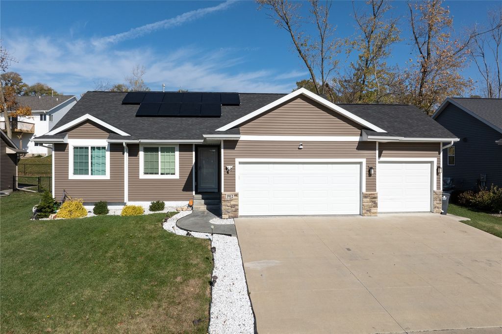 1912 Shady Grove Road SW, Cedar Rapids, IA 52404