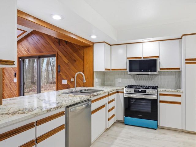 1608 N Rapids ROAD, Manitowoc, WI 54220