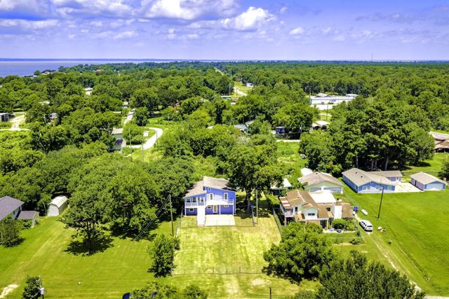 210 Bay Haven Blvd, Livingston, TX 77351