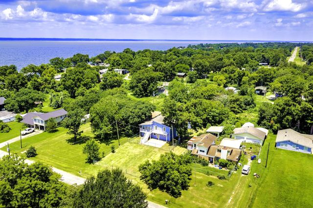 210 Bay Haven Blvd, Livingston, TX 77351