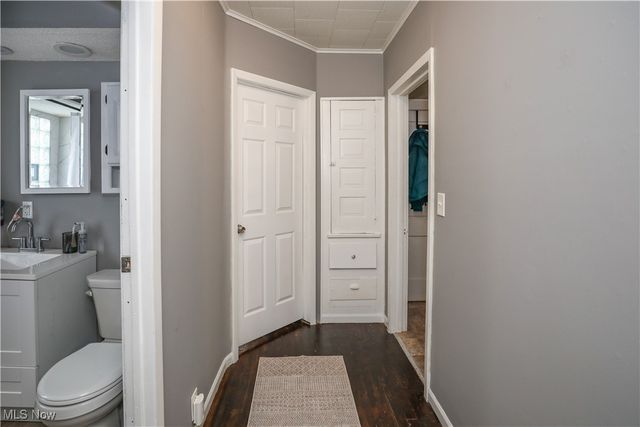 2099 Waterbury Road, Lakewood, OH 44107