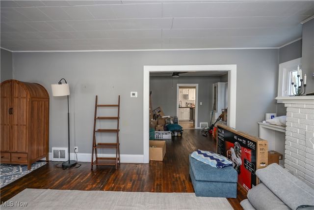 2099 Waterbury Road, Lakewood, OH 44107