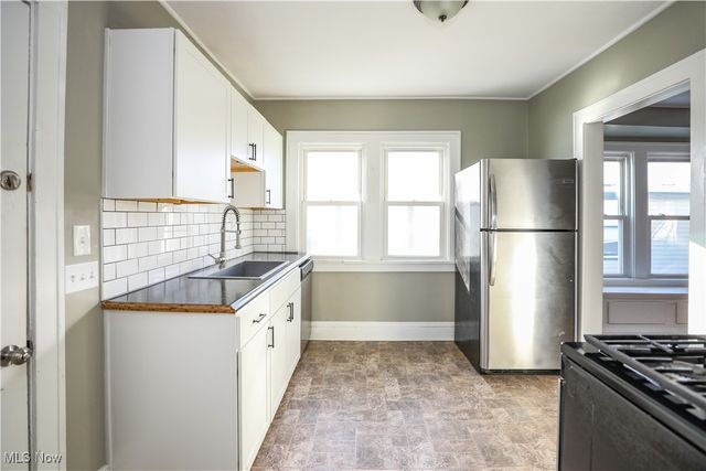 2099 Waterbury Road, Lakewood, OH 44107