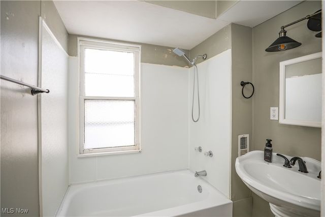 2099 Waterbury Road, Lakewood, OH 44107