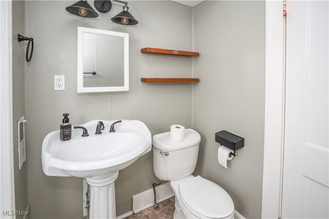 2099 Waterbury Road, Lakewood, OH 44107