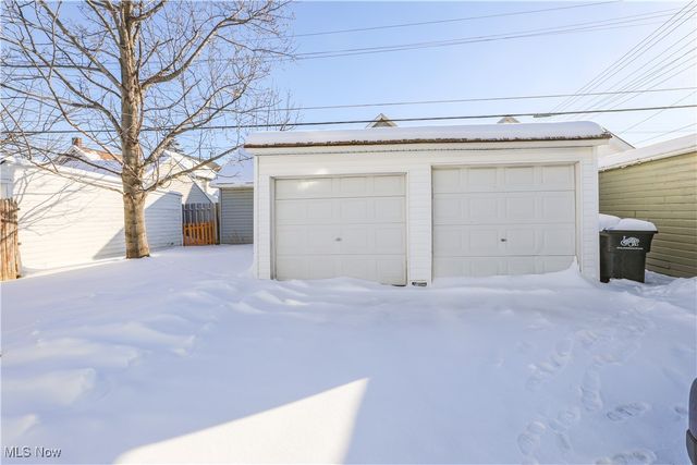 2099 Waterbury Road, Lakewood, OH 44107