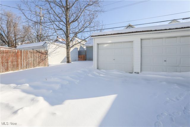 2099 Waterbury Road, Lakewood, OH 44107