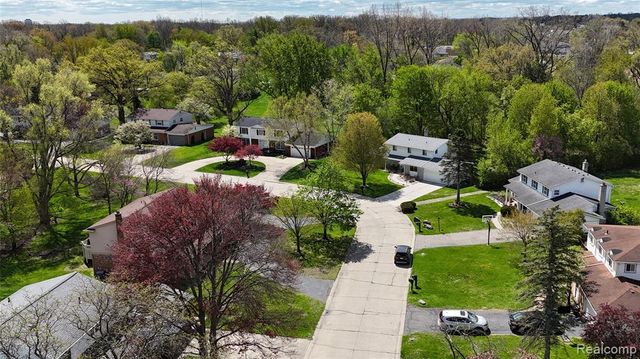 28989 Ramblewood Drive, Farmington Hills, MI 48334