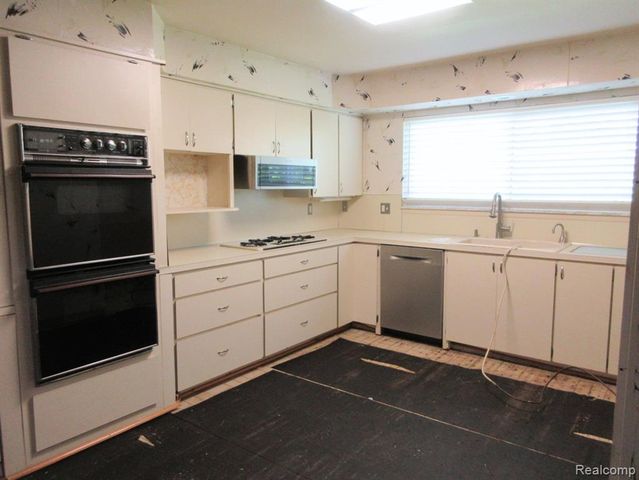 28989 Ramblewood Drive, Farmington Hills, MI 48334