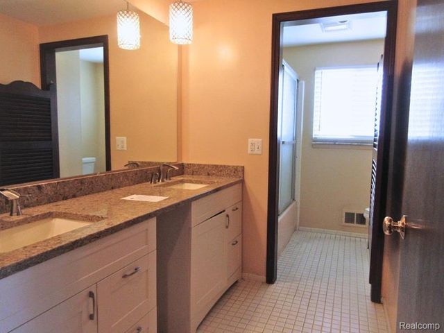 28989 Ramblewood Drive, Farmington Hills, MI 48334