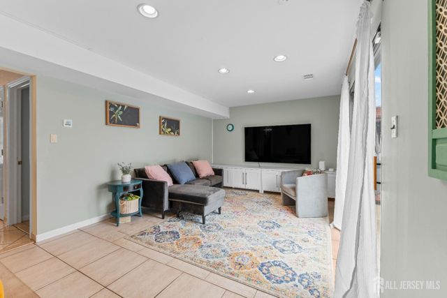 39 Dexter Road, East Brunswick, NJ 08816