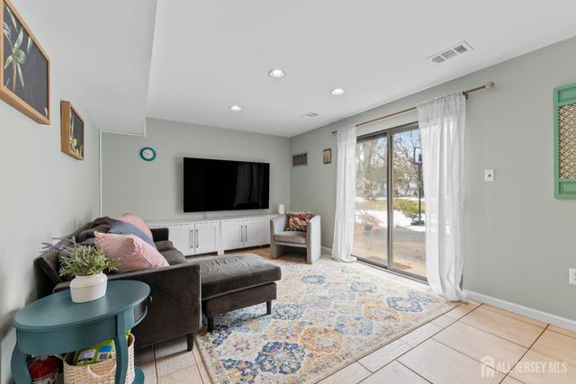 39 Dexter Road, East Brunswick, NJ 08816