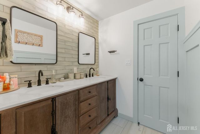 39 Dexter Road, East Brunswick, NJ 08816