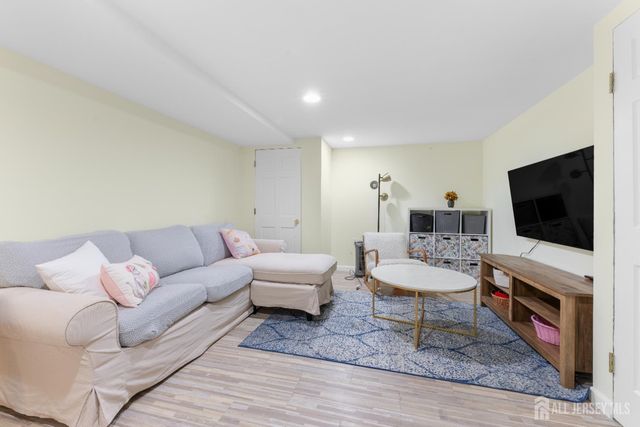 39 Dexter Road, East Brunswick, NJ 08816