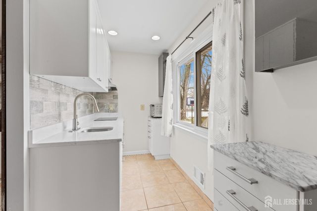 39 Dexter Road, East Brunswick, NJ 08816