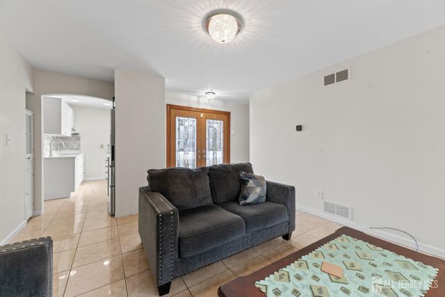 39 Dexter Road, East Brunswick, NJ 08816