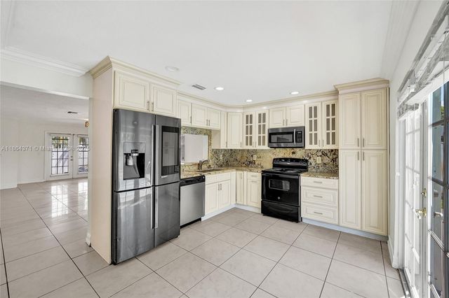 9950 SW 12th St, Pembroke Pines, FL 33025