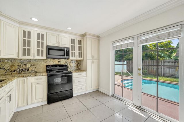 9950 SW 12th St, Pembroke Pines, FL 33025