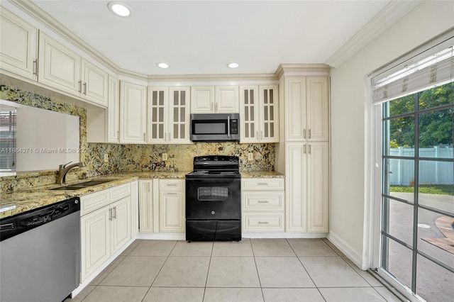 9950 SW 12th St, Pembroke Pines, FL 33025