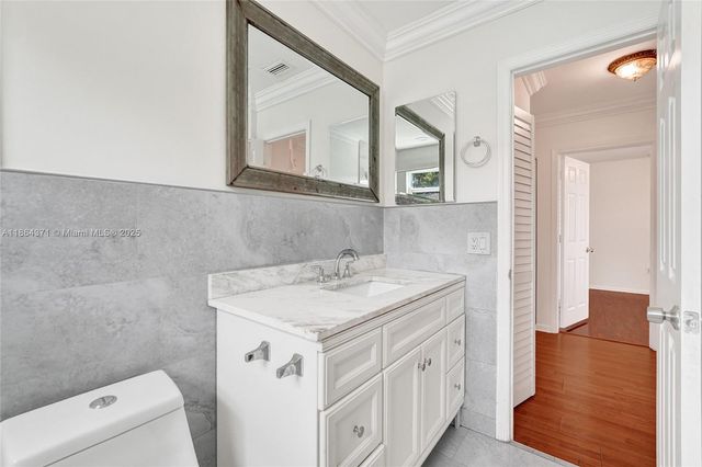 9950 SW 12th St, Pembroke Pines, FL 33025