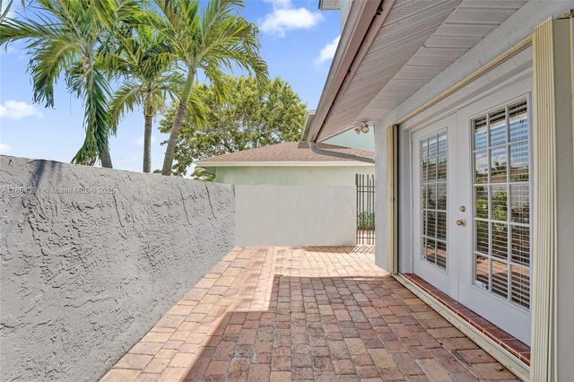 9950 SW 12th St, Pembroke Pines, FL 33025