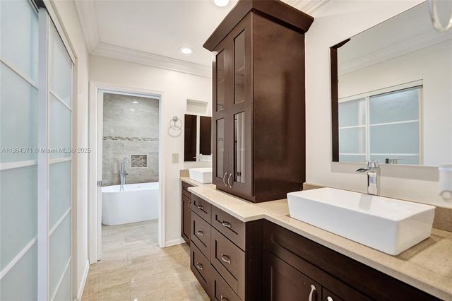 9950 SW 12th St, Pembroke Pines, FL 33025
