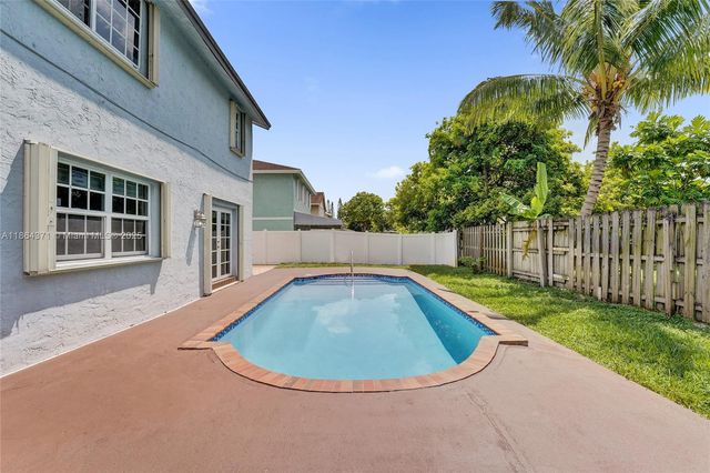9950 SW 12th St, Pembroke Pines, FL 33025