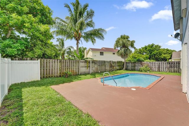 9950 SW 12th St, Pembroke Pines, FL 33025