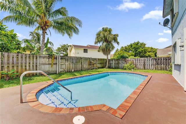 9950 SW 12th St, Pembroke Pines, FL 33025