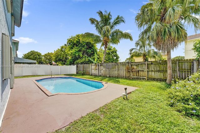 9950 SW 12th St, Pembroke Pines, FL 33025