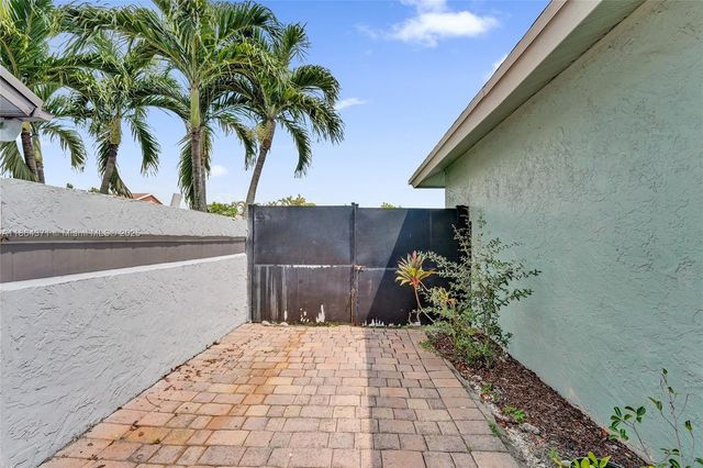 9950 SW 12th St, Pembroke Pines, FL 33025