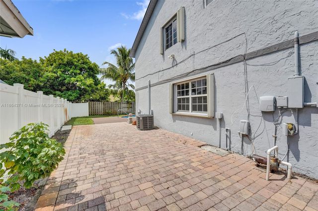 9950 SW 12th St, Pembroke Pines, FL 33025