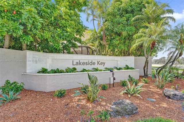 9950 SW 12th St, Pembroke Pines, FL 33025
