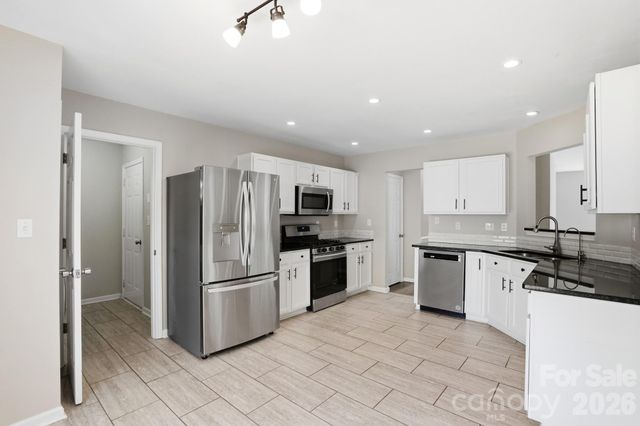 9213 Chastain Walk Drive, Charlotte, NC 28216