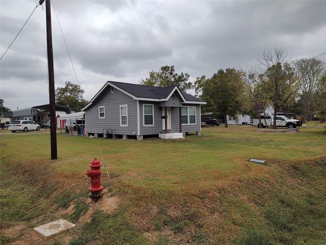 414 Avenue E, Highlands, TX 77562