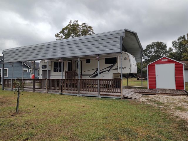 414 Avenue E, Highlands, TX 77562
