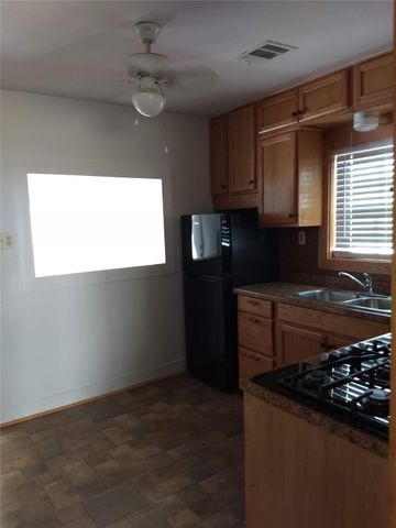 414 Avenue E, Highlands, TX 77562