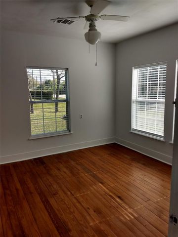 414 Avenue E, Highlands, TX 77562