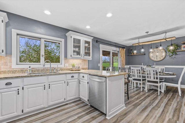 S74W24610 Windsor COURT, Waukesha, WI 53189