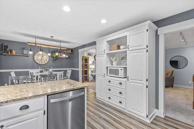 S74W24610 Windsor COURT, Waukesha, WI 53189