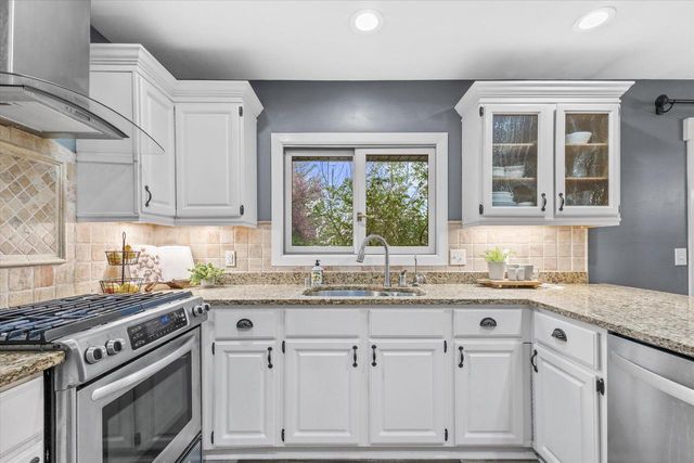 S74W24610 Windsor COURT, Waukesha, WI 53189