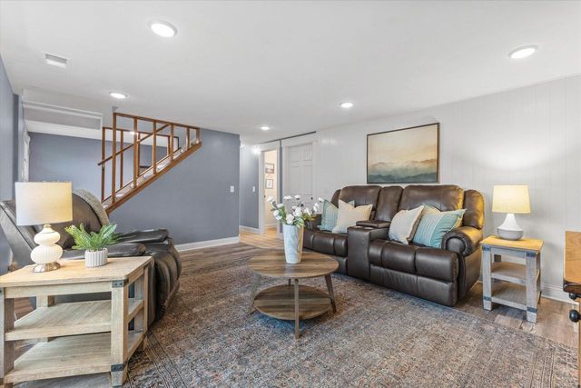 S74W24610 Windsor COURT, Waukesha, WI 53189