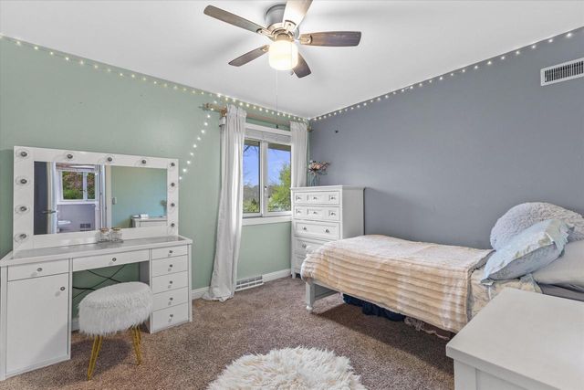 S74W24610 Windsor COURT, Waukesha, WI 53189