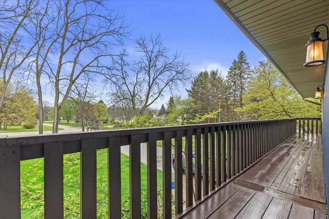 S74W24610 Windsor COURT, Waukesha, WI 53189
