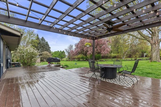 S74W24610 Windsor COURT, Waukesha, WI 53189