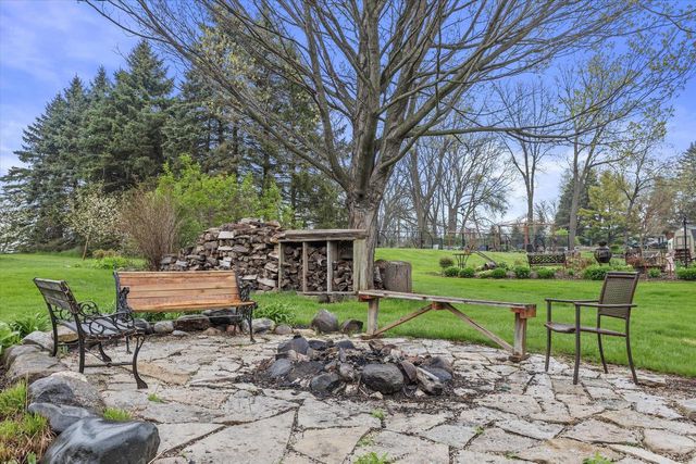 S74W24610 Windsor COURT, Waukesha, WI 53189