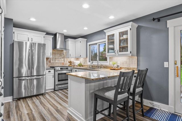 S74W24610 Windsor COURT, Waukesha, WI 53189