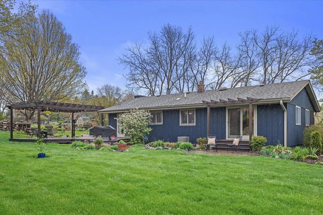 S74W24610 Windsor COURT, Waukesha, WI 53189