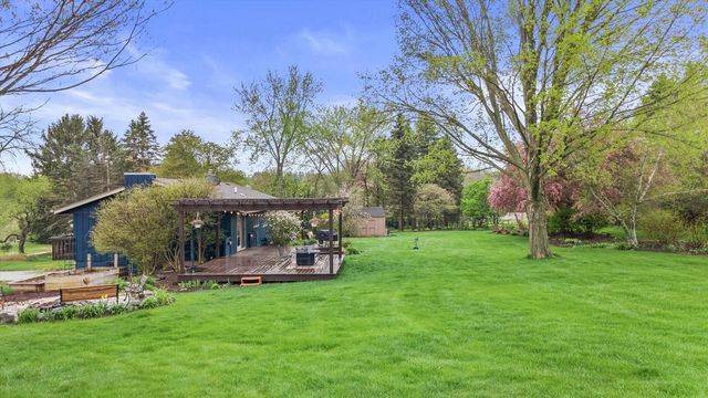 S74W24610 Windsor COURT, Waukesha, WI 53189